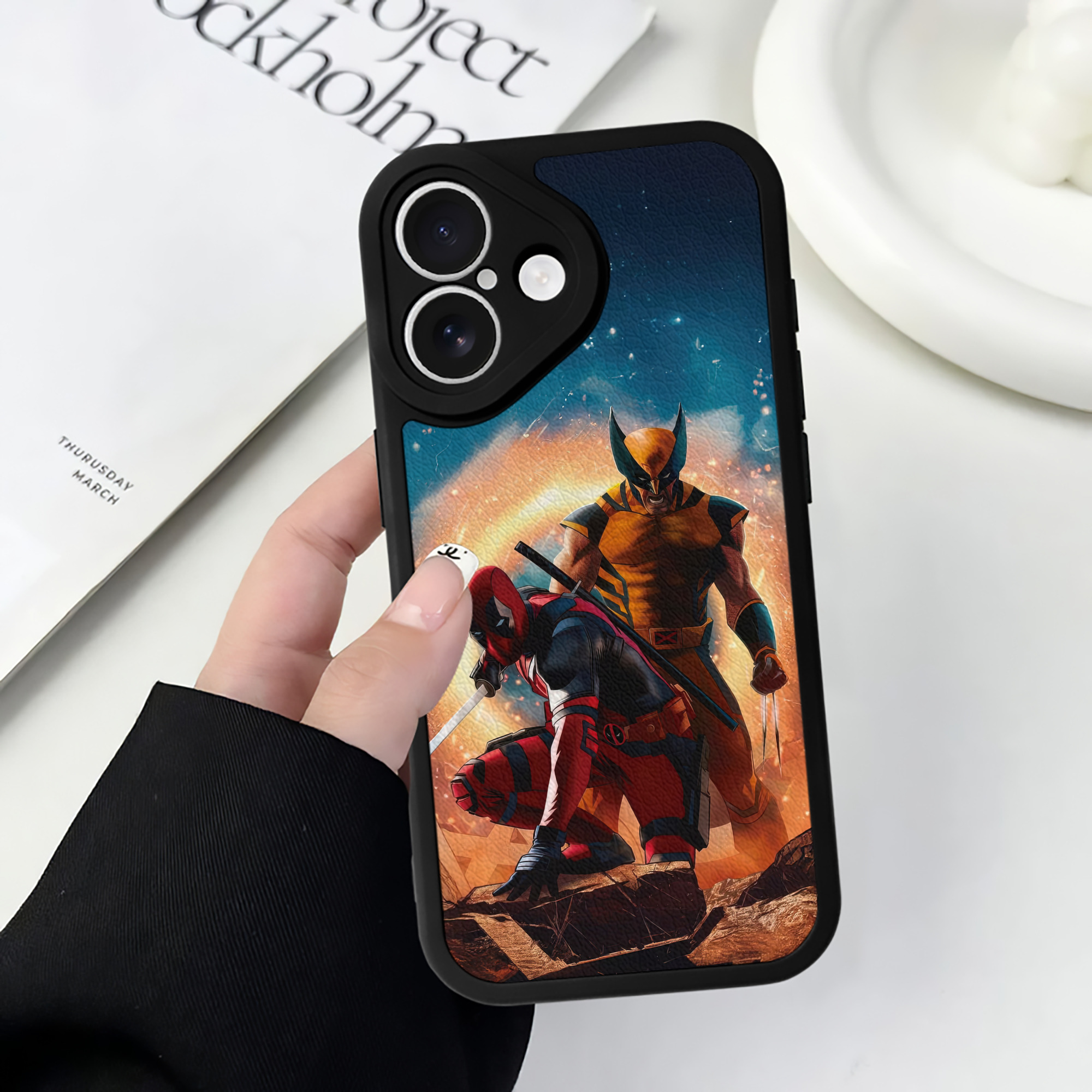 （画像用） Deadpool デッドプール 【iPhone 16シリーズ対応】シリコンスマホケース（レザー調） 材質：シリコン